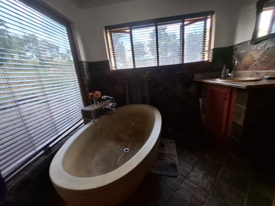 5 Bedroom Property for Sale in Waterkloof East North West